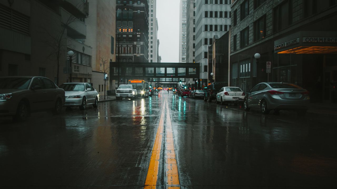 Обои улица, город, туман, разметка, автомобили