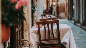 Превью обои улица, кафе, фонарь, стол, стулья