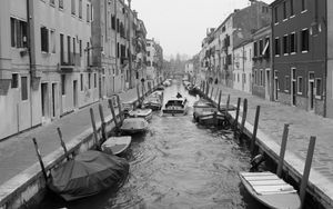 Превью обои улица, канал, лодки, здания, черно-белый