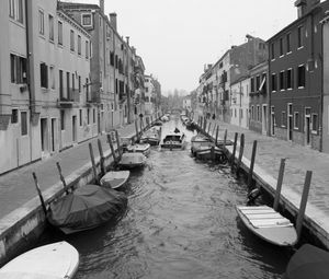 Превью обои улица, канал, лодки, здания, черно-белый