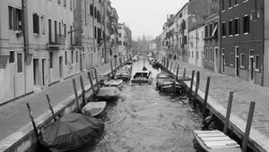Превью обои улица, канал.лодки, здания, черно-белый