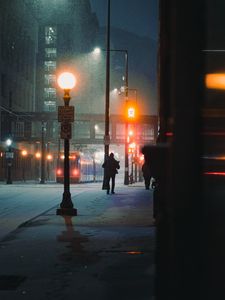 Превью обои улица, люди, ночь, снег, город