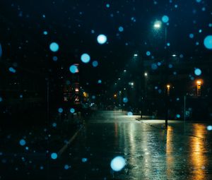 Превью обои улица, ночь, дождь, темнота, размытие