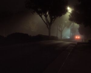 Превью обои улица, ночь, туман, автомобиль, огни