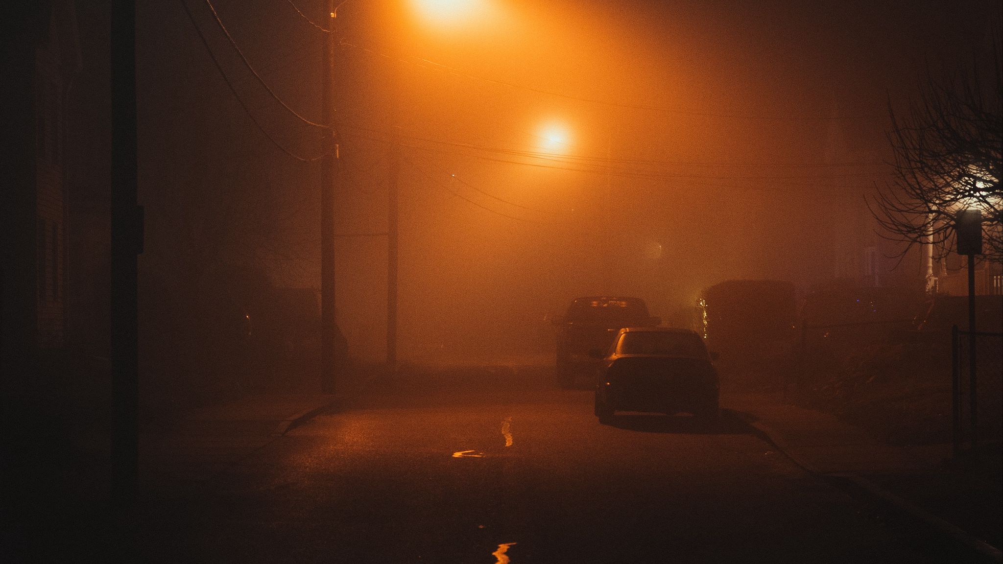 Днем свет ночью тьма. Туман ночью. Ночь улица туман. Ночная туманная улица. Ночной город в тумане.