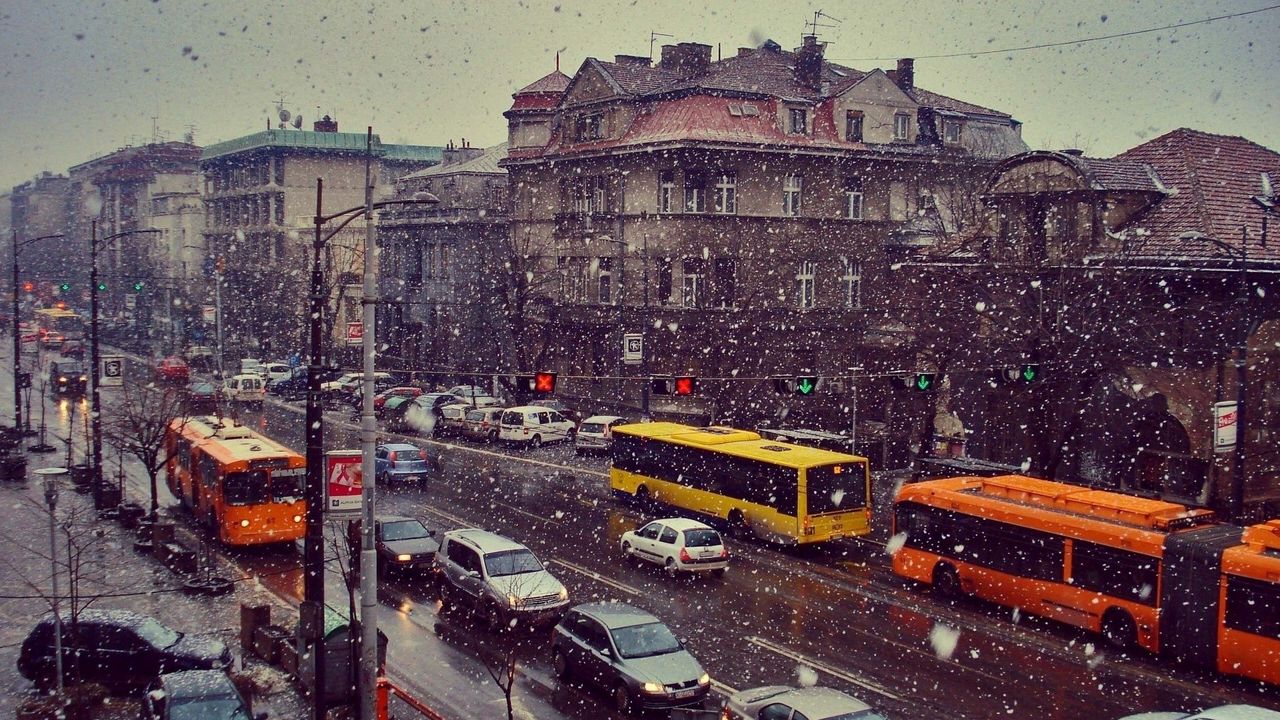 Обои улица, снег, автомобили, движение, жизнь