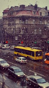 Превью обои улица, снег, автомобили, движение, жизнь
