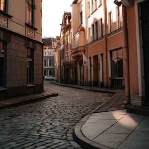 Превью обои улица, здания, дорога, двор