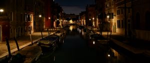 Превью обои улица, здания, лодки, канал, вода, огни, ночь