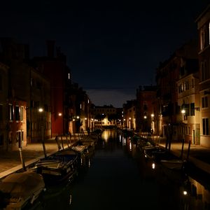 Превью обои улица, здания, лодки, канал, вода, огни, ночь