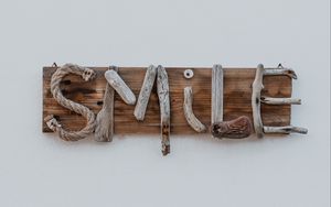 Превью обои улыбка, smile, надпись, деревянный, креатив