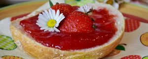 Превью обои варенье, клубника, ромашка
