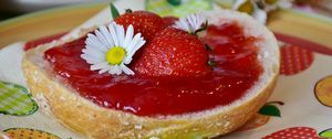 Превью обои варенье, клубника, ромашка