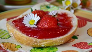 Превью обои варенье, клубника, ромашка