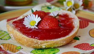 Превью обои варенье, клубника, ромашка