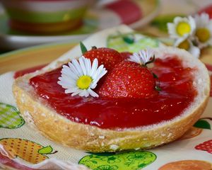 Превью обои варенье, клубника, ромашка
