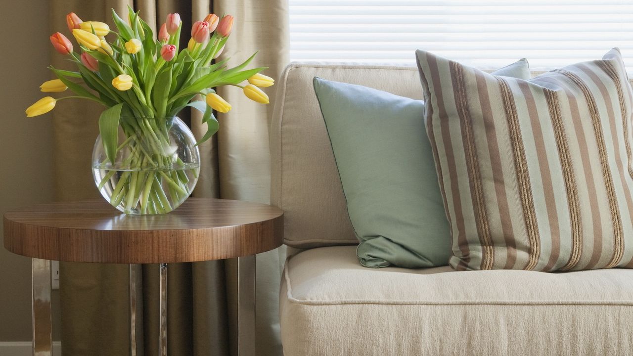 Обои ваза, диван, дизайн, интерьер, комната, подушки, полосы, тюльпаны, цветы