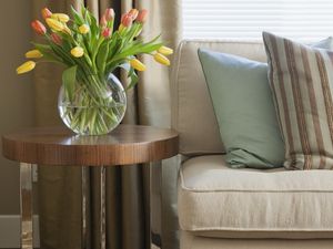 Превью обои ваза, диван, дизайн, интерьер, комната, подушки, полосы, тюльпаны, цветы