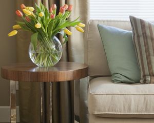 Превью обои ваза, диван, дизайн, интерьер, комната, подушки, полосы, тюльпаны, цветы