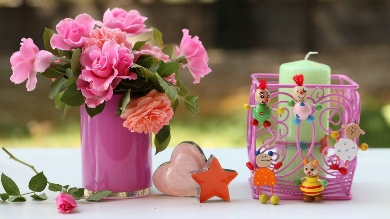 Обои ваза, цветы, свеча, подсвечник, игрушки