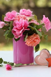Превью обои ваза, цветы, свеча, подсвечник, игрушки