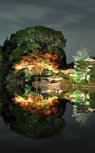 Превью обои вечер, деревья, свет, дом, берег, япония, отражение, лодка