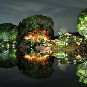 Превью обои вечер, деревья, свет, дом, берег, япония, отражение, лодка