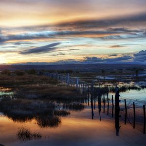 Превью обои вечер, озеро, трава, изгородь, ограждение, вода, очертания