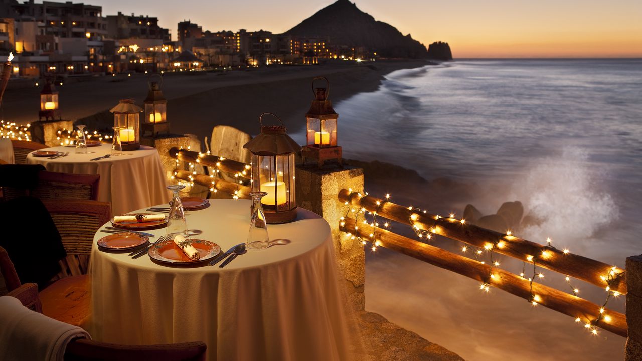 Обои вечер, стол, ужин, ресторан, побережье, вид, огни, гирлянда