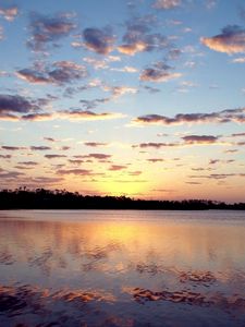 Превью обои вечер, вода, отражение, озеро, рябь, небо, закат, лиловый