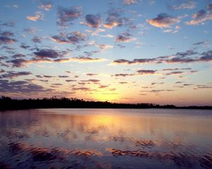 Превью обои вечер, вода, отражение, озеро, рябь, небо, закат, лиловый