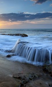 Превью обои вечер, вода, волна, каменистый берег, шум моря