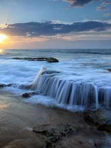 Превью обои вечер, вода, волна, каменистый берег, шум моря