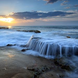 Превью обои вечер, вода, волна, каменистый берег, шум моря