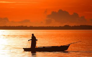 Превью обои вечер, закат, оранжевый, человек, лодка, рыбалка, сети, очертания