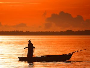 Превью обои вечер, закат, оранжевый, человек, лодка, рыбалка, сети, очертания
