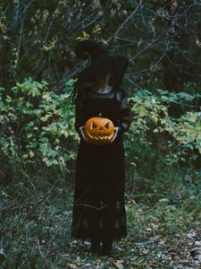 Превью обои ведьма, шляпа, тыква, хэллоуин, лес