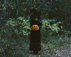 Превью обои ведьма, шляпа, тыква, хэллоуин, лес