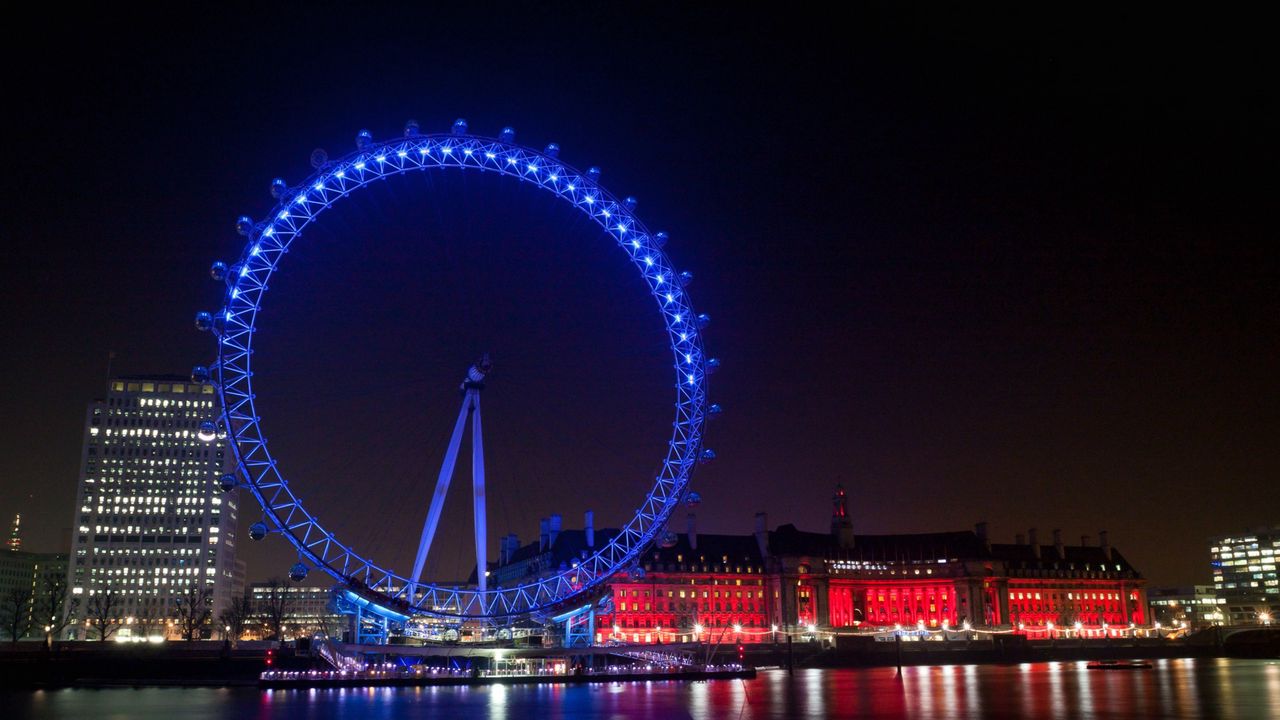 Обои великобритания, англия, лондон, вечерний город, подсветка, огни, иллюминация, колесо обозрения, здания, дома, набережная, река, отражение