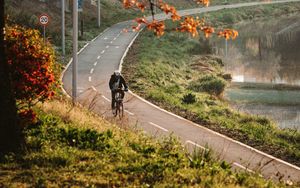 Превью обои велосипед, человек, шлем, дорога, деревья