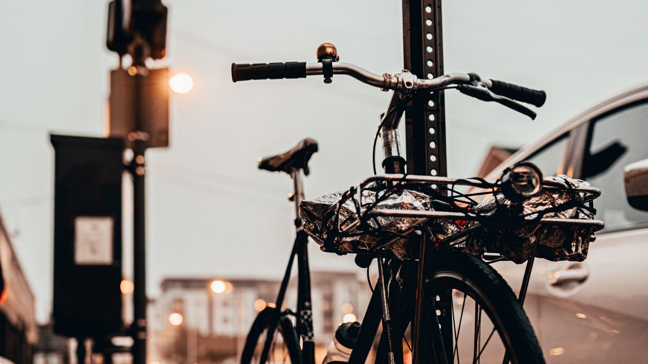 Обои велосипед, черный, тротуар, улица, город