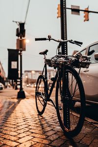 Превью обои велосипед, черный, тротуар, улица, город