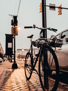 Превью обои велосипед, черный, тротуар, улица, город