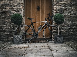 Превью обои велосипед, дверь, растения, стена, каменный