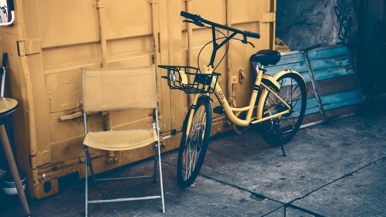 Обои велосипед, дверь, желтый