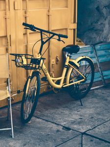 Превью обои велосипед, дверь, желтый