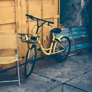 Превью обои велосипед, дверь, желтый