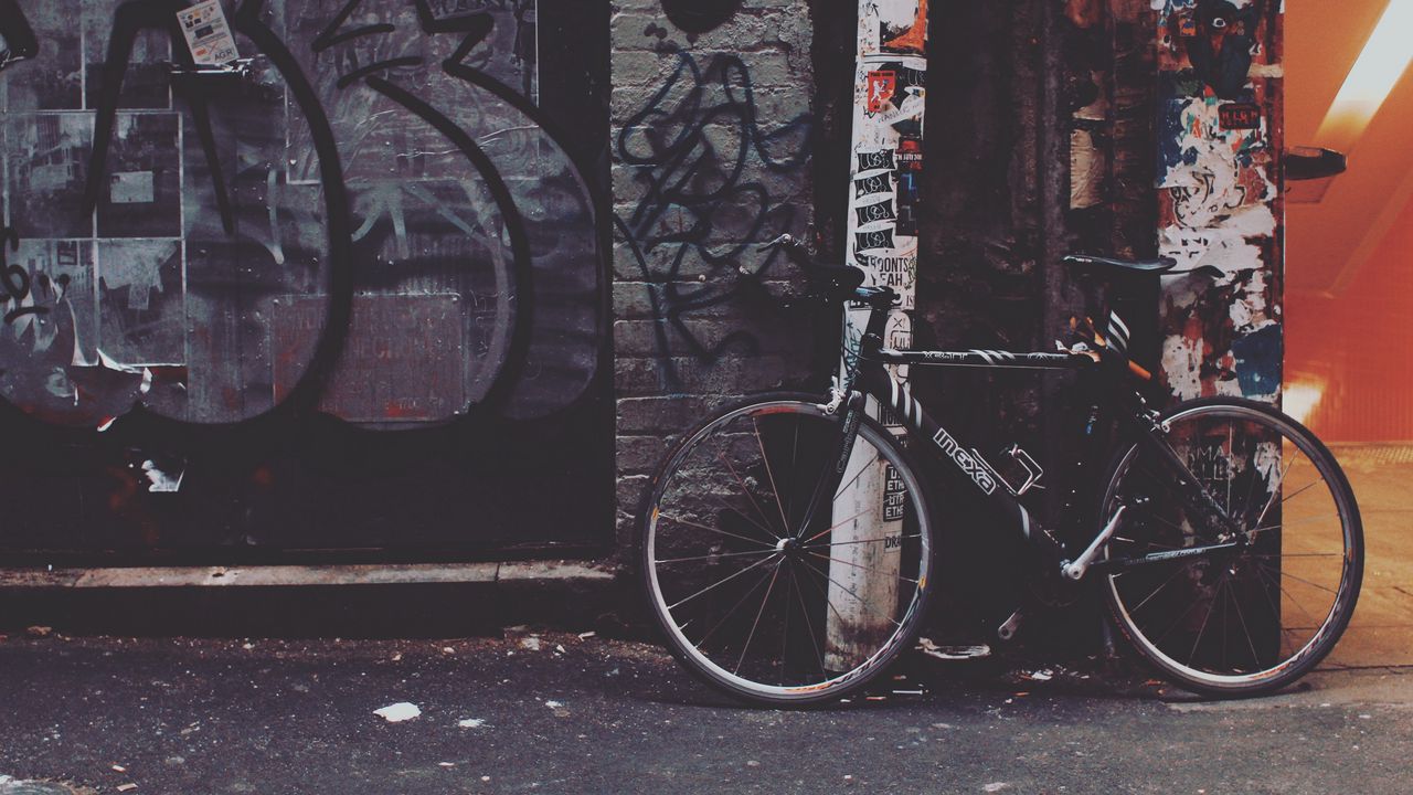 Обои велосипед, двор, граффити
