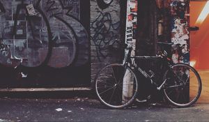 Превью обои велосипед, двор, граффити