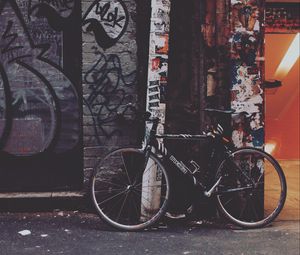 Превью обои велосипед, двор, граффити